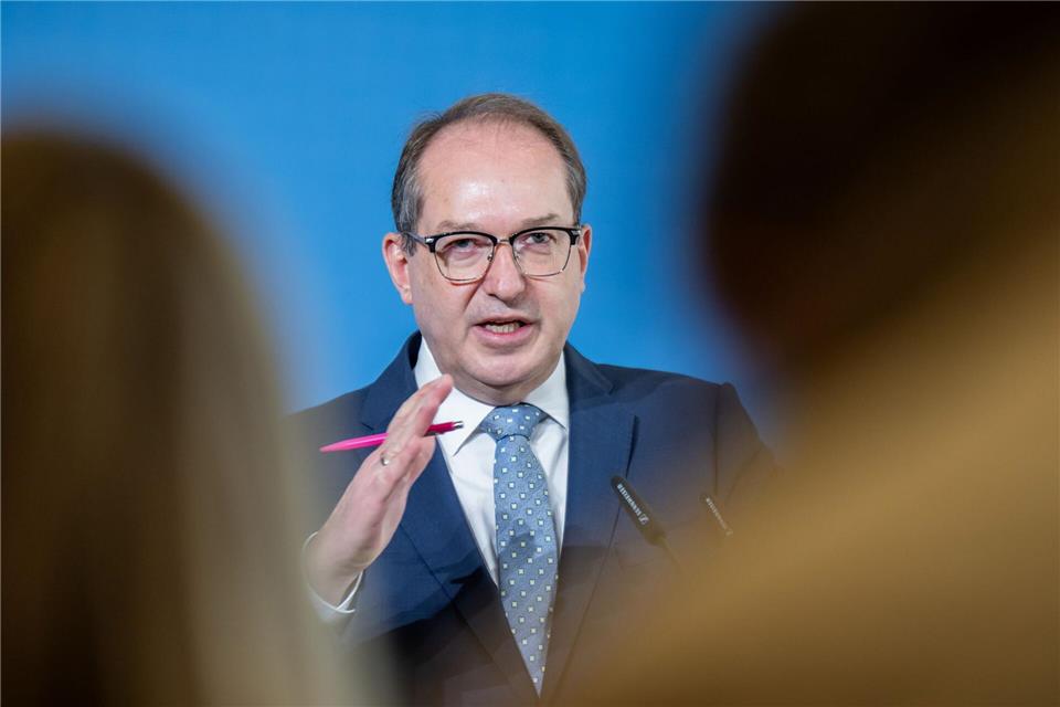 Bundesinnenminister Alexander Dobrindt (CSU) will abgelehnte Asylbewerber in sogenannte Return Hubs abschieben können. (Archivbild)Michael Kappeler/dpa