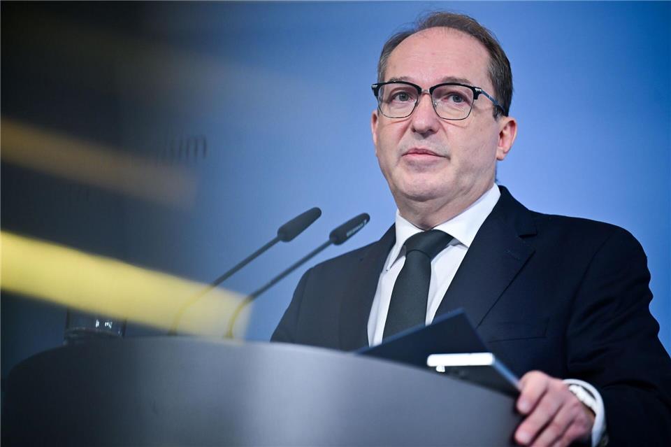 Bundesinnenminister Alexander Dobrindt (CSU) will die Bekämpfung des Linksextremismus stärken, auch personell.Sebastian Christoph Gollnow/dpa