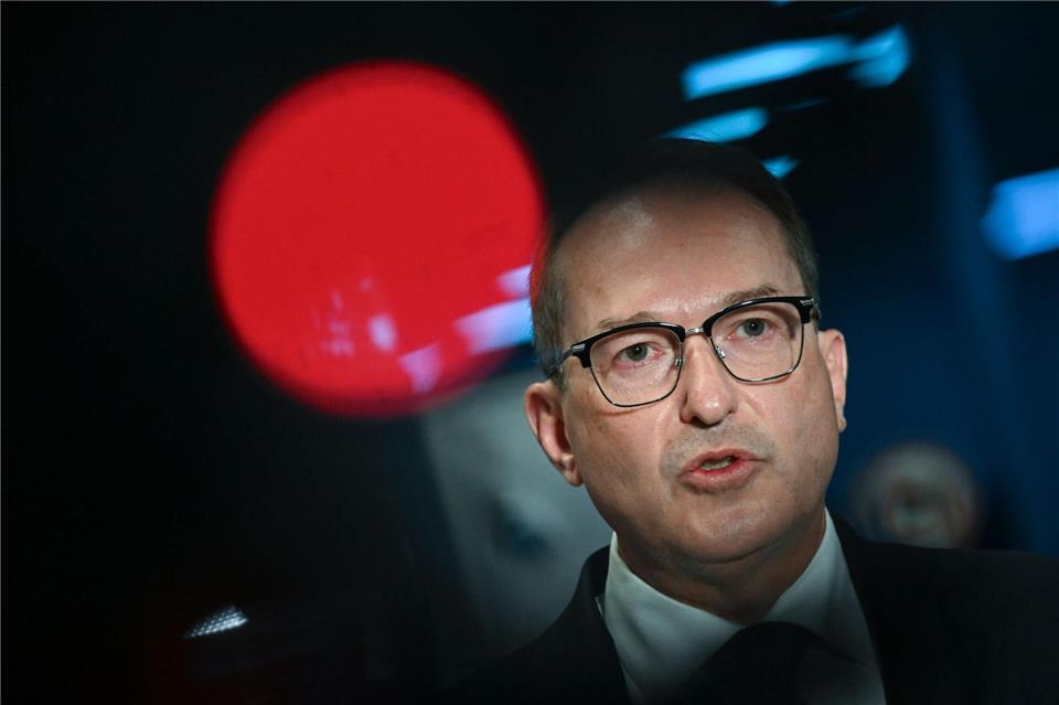 Bundesinnenminister Alexander Dobrindt (CSU) will die Forschung zur Drohnensicherheit ausbauen. (Archivbild)Hendrik Schmidt/dpa