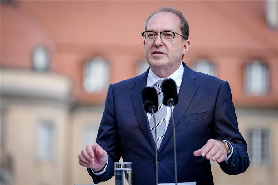 Bundesinnenminister Alexander Dobrindt (CSU) will im Kampf gegen Drohnen auch die Bundeswehr einsetzen. (Archivbild)Kay Nietfeld/dpa