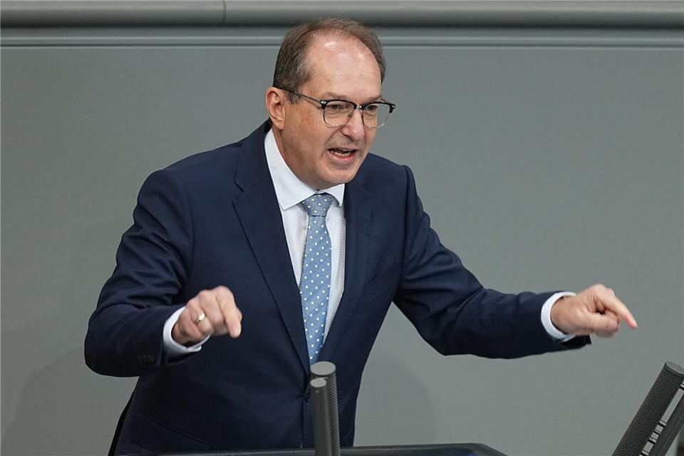 Bundesinnenminister Alexander Dobrindt (CSU) will sich verstärkt um  unerlaubte Drohnenüberflüge kümmern.    Michael Kappeler/dpa