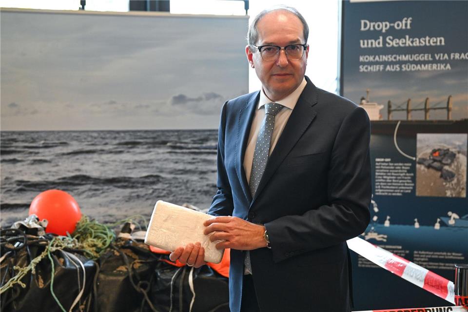 Bundesinnenminister Alexander Dobrindt (CSU) zeigte bei einer Pressekonferenz im Bundeskriminalamt im Herbst Kokainpakete. Sie wurden vor der Insel Borkum ins Wasser geworfen. (Archivbild)Arne Dedert/dpa
