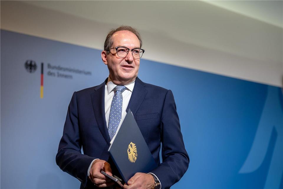 Bundesinnenminister Alexander Dobrindt nennt das neue Bundespolizeigesetz einen großen Wurf und kündigt den zügigen Aufbau neuer Strukturen zur Drohnenabwehr an. Michael Kappeler/dpa