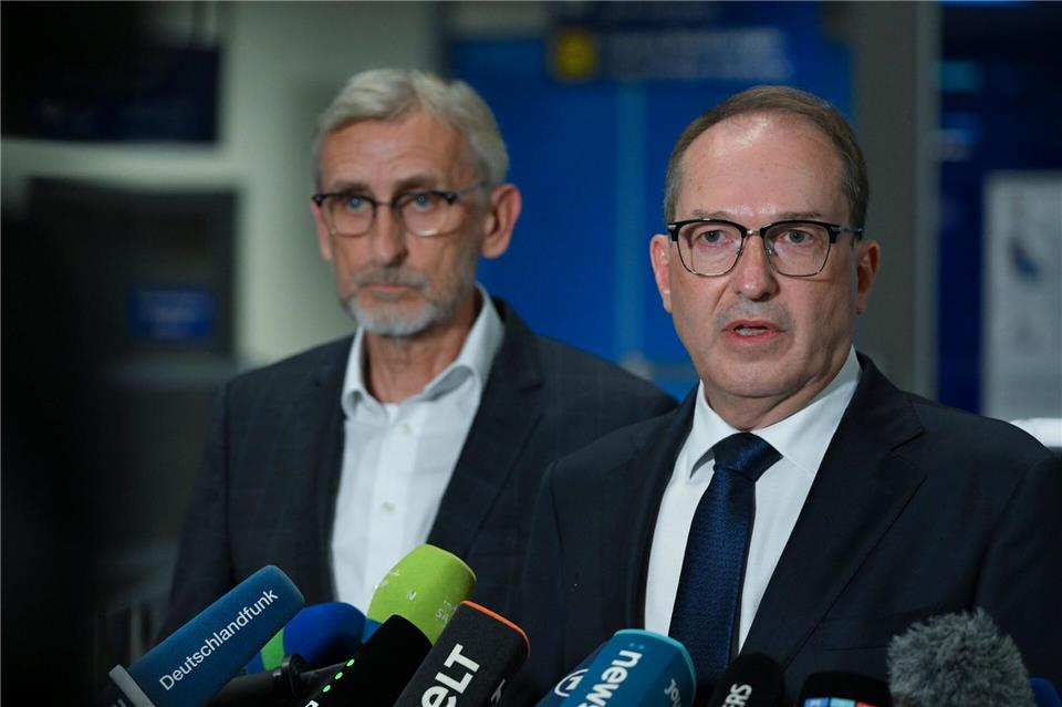 Bundesinnenminister Alexander Dobrindt (r) sieht beim Drohnen-Zwischenfall in Leipzig ein professionelles Vorgehen.Hendrik Schmidt/dpa