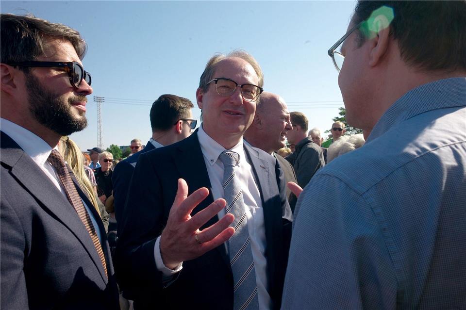 Bundesinnenminister Alexander Dobrindt redet mit einem tschechischen Teilnehmer des Versöhnungsmarschs von Pohorelice nach Brünn (Brno).Michael Heitmann/dpa