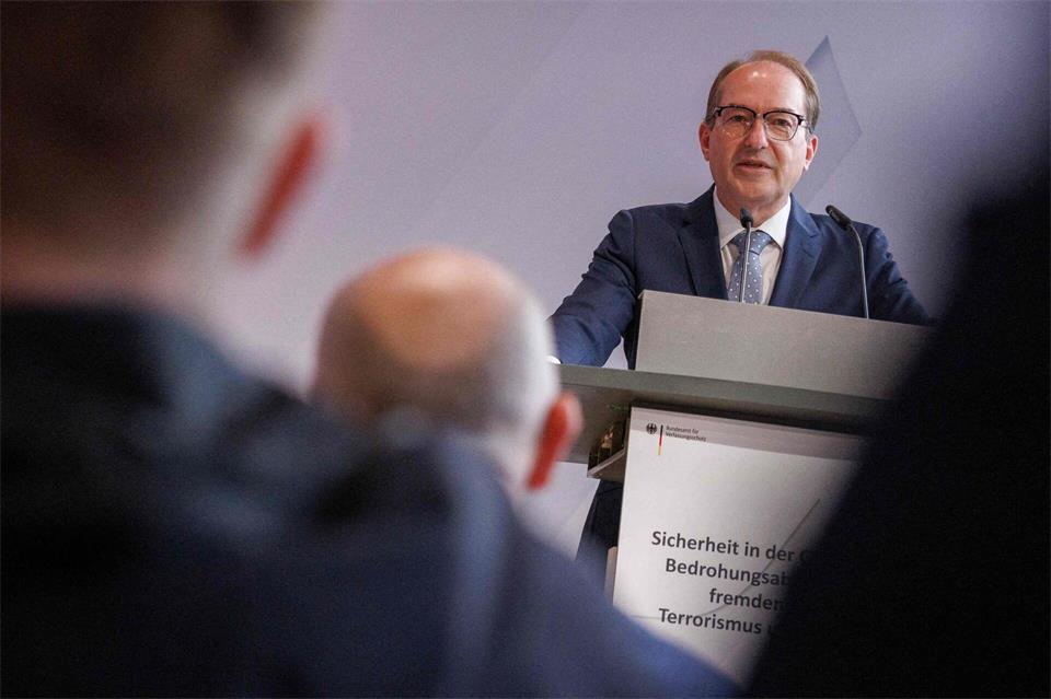 Bundesinnenminister Alexander Dobrindt sieht Deutschland in einem „Schattenkrieg“.Carsten Koall/dpa
