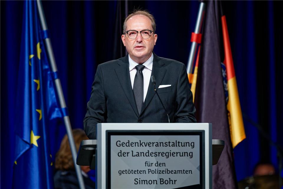 „Für immer im Gedächtnis“ - Trauer um getöteten Polizisten Bundesinnenminister Alexander Dobrindt sprach von einer schrecklichen Tat.Uwe Anspach/dpa