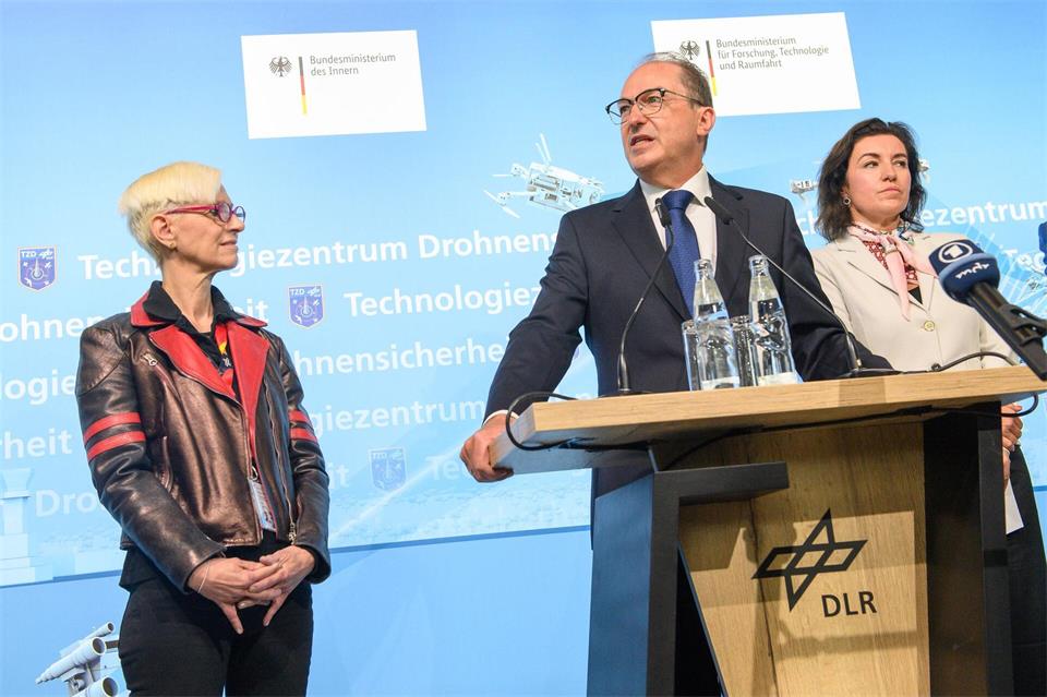 Bundesinnenminister Alexander Dobrindt warnt vor einer verschärften hybriden Bedrohungslage.Klaus-Dietmar Gabbert/dpa