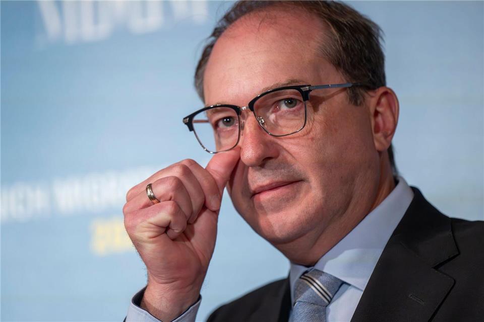Bundesinnenminister Alexander Dobrindt will beim Thema Migration weiter Druck machen und die europäische Asylpolitik „schärfen und härten“ - konkrete Ergebnisse gab es beim Treffen mit seinen Amtskollegen in München aber keine. Peter Kneffel/dpa
