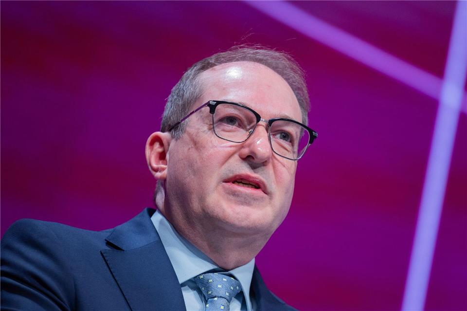 Bundesinnenminister Alexander Dobrindt will mehr Mitarbeiter des Verfassungschutzes im Kampf gegen den Linksextremismus einsetzen.Rolf Vennenbernd/dpa