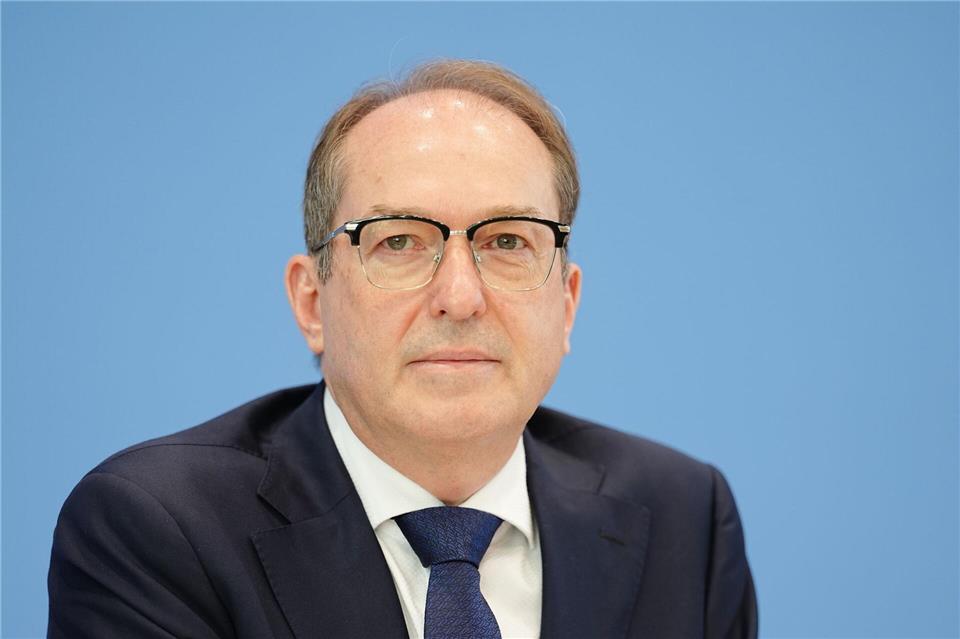 Bundesinnenminister Dobrindt (CSU) äußerte sich zur Gewalttat in Stade. Kay Nietfeld/dpa