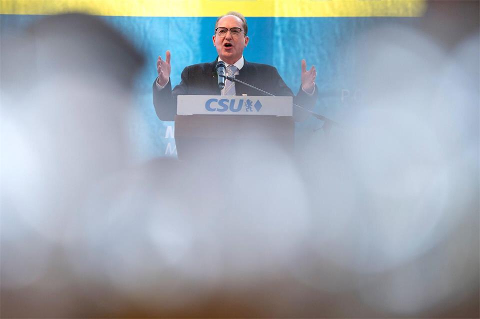 Bundesinnenminister Dobrindt (CSU) sieht die Union mehr denn je in der Pflicht, in Deutschland Reformen durchzusetzen. Peter Kneffel/dpa