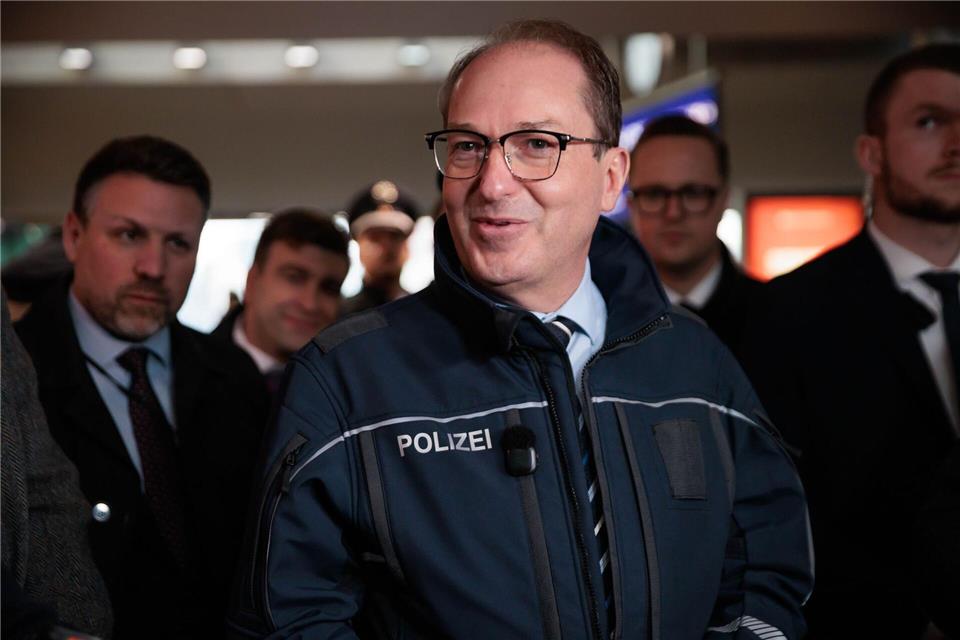 Bundesinnenminister Dobrindt sprach sich bei einem Besuch der Bundespolizei für den Einsatz von KI bei der Videoüberwachung an Bahnhöfen aus.Carsten Koall/dpa