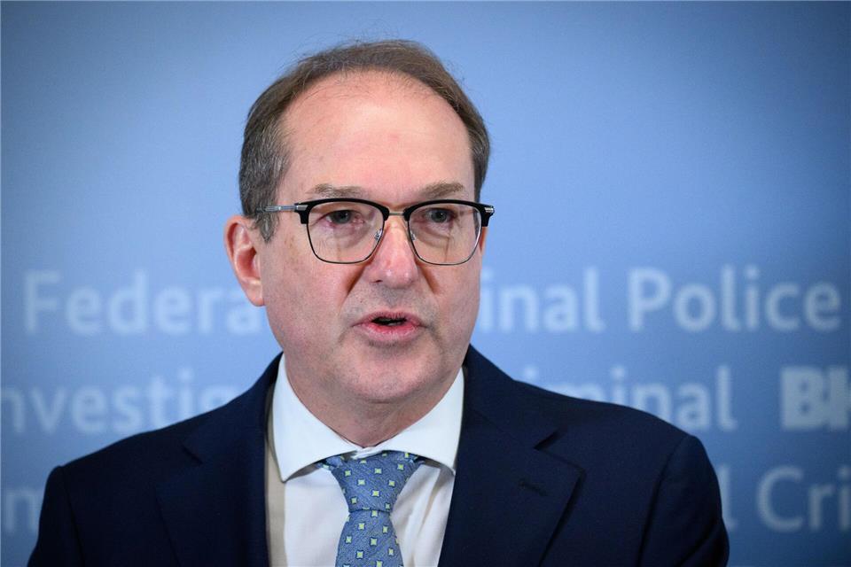 Bundesinnenminister Dobrindt will Asylbewerber schneller in Arbeit bringen. (Archivfoto)Bernd von Jutrczenka/dpa