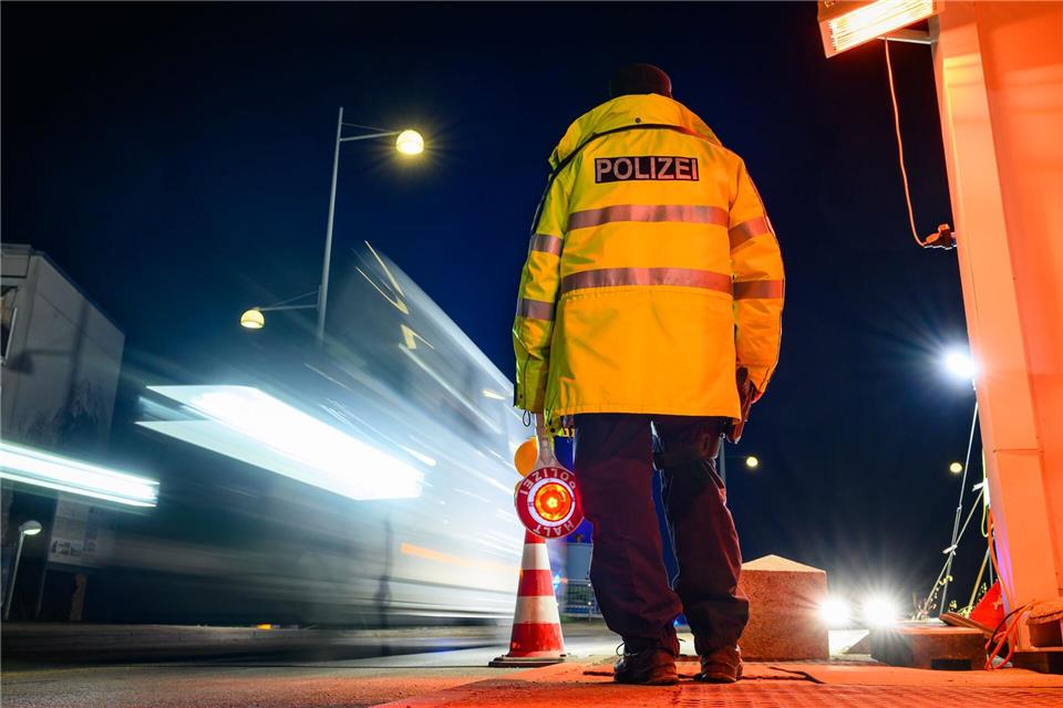 Bundesinnenminister setzt auf eine Verlängerung bis September - aus der Landesregierung kommt Kritik.Patrick Pleul/dpa