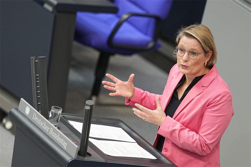 Bundesjustizministerin Stefanie Hubig (SPD) sieht bei einer möglichen AfD-Regierung auch die Beamten in der Pflicht. (Archivbild) Michael Kappeler/dpa
