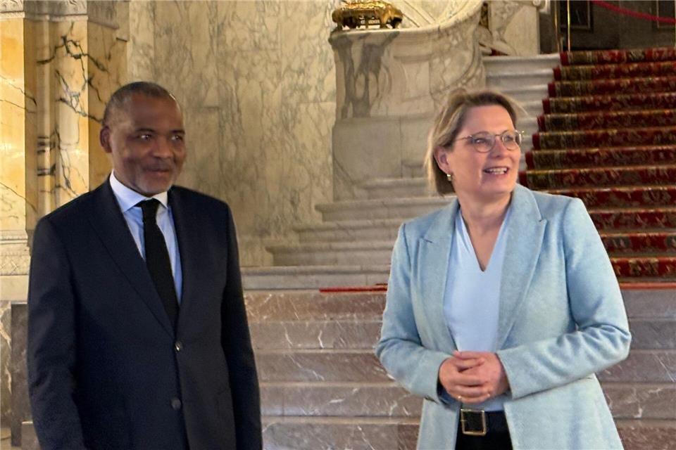 Bundesjustizministerin Stefanie Hubig (SPD) triff den den stellvertretenden Gerichtskanzler des Internationalen Gerichtshofs (IGH), Jean-Pelé Fomété. Ann-Beatrice Clasmann/-/dpa