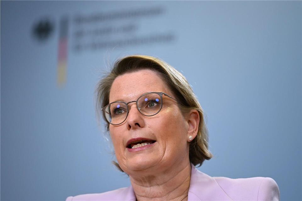 Bundesjustizministerin Stefanie Hubig (SPD) will Banden, die Umweltkriminalität zum Geschäftsmodell gemacht haben, härter bestrafen. (Archivbild)Markus Lenhardt/dpa