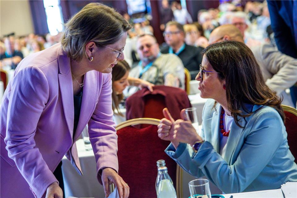 Bundesjustizministerin Stefanie Hubig (l) und die neue Präsidentin des Deutschen Mieterbundes (DMB), Melanie Weber-Moritz.Jens Büttner/dpa