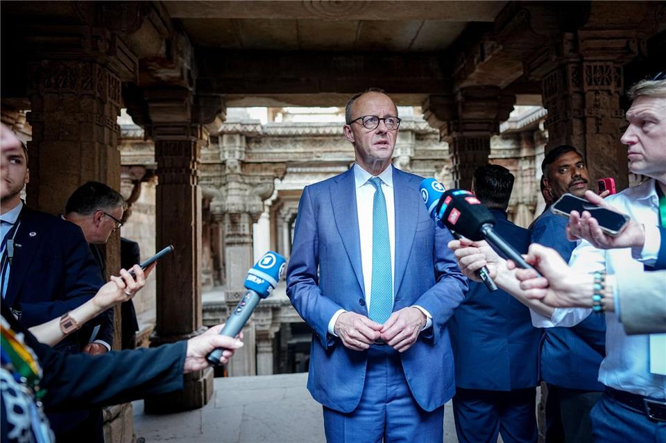 Bundeskanzler Friedrich Merz (CDU) äußert sich am Rande seines Indien-Besuchs auch zur Diskussion die Drohungen von US-Präsident Donald Trump gegen die offiziell zum Nato-Partner Dänemark gehörenden Arktis-Insel Grönland.Kay Nietfeld/dpa