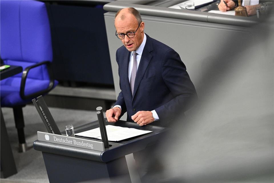 Bundeskanzler Friedrich Merz (CDU) äußert sich in seiner Regierungserklärung im Bundestag gleich zu Beginn am Montag in Ägypten unterzeichneten Gaza-Friedensplan von US-Präsident Donald Trump. Niklas Graeber/dpa