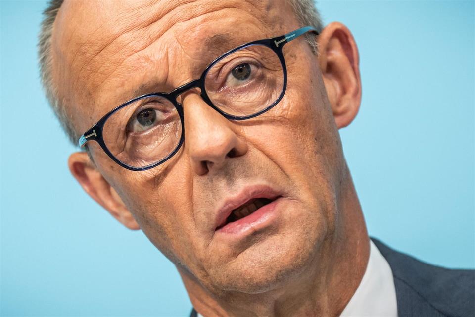 Bundeskanzler Friedrich Merz (CDU) äußert sich nach dem Desaster seiner Partei bei der Landtagswahl in Sachsen-Anhalt.Michael Kappeler/dpa