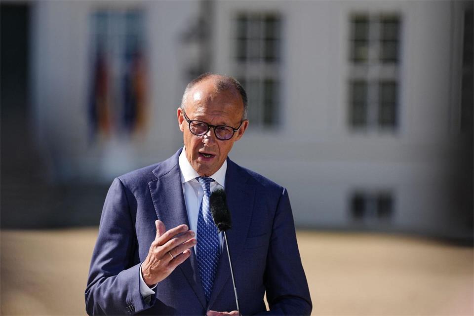 Bundeskanzler Friedrich Merz (CDU) äußert sich zum Auftakt der Kabinettsklausur im Schloss Neuhardenberg auch über den Vorfall mit einer Sprengstoffdrohne in Leipzig.Kay Nietfeld/dpa