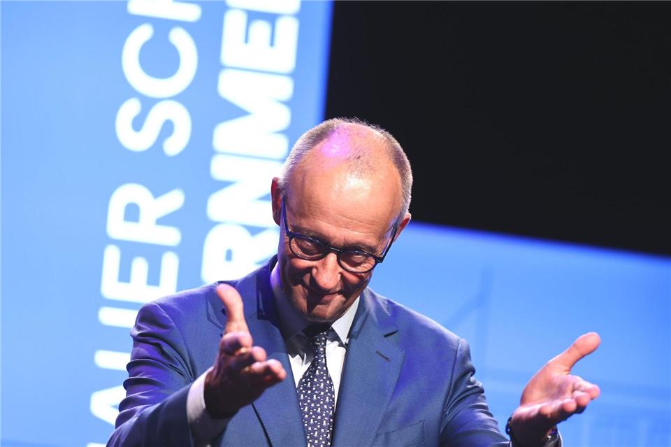 Bundeskanzler Friedrich Merz (CDU) beantwortete in der Aula der Universität Köln Fragen von Professoren und Studenten und erhielt dafür am Ende Applaus. Rolf Vennenbernd/dpa
