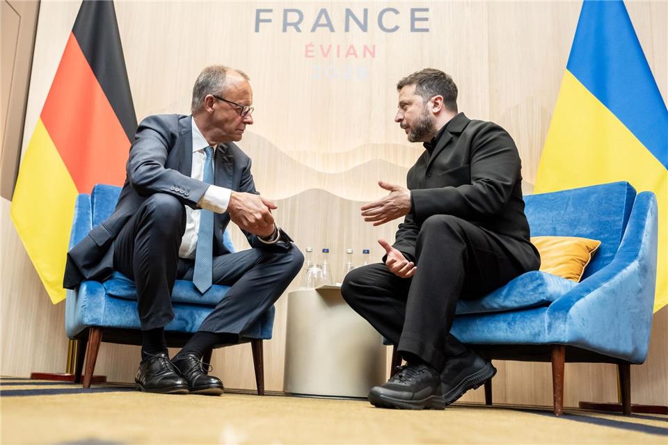 Bundeskanzler Friedrich Merz (CDU) bespricht mit dem ukrainischen Präsidenten Wolodymyr Selenskyj das weitere Vorgehen für ein Ende des russischen Angriffskriegs.Michael Kappeler/dpa-Pool/dpa