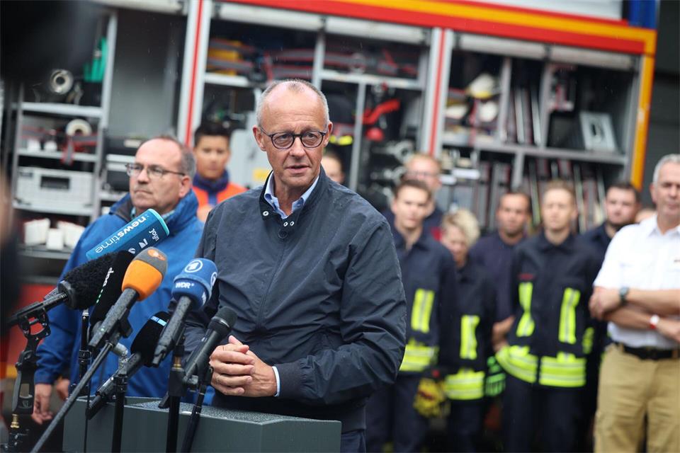 Bundeskanzler Friedrich Merz (CDU) besuchte nach seinem Urlaub die vom Waldbrand betroffene Stadt Hürtgenwald. (Archivbild)Christoph Reichwein/dpa