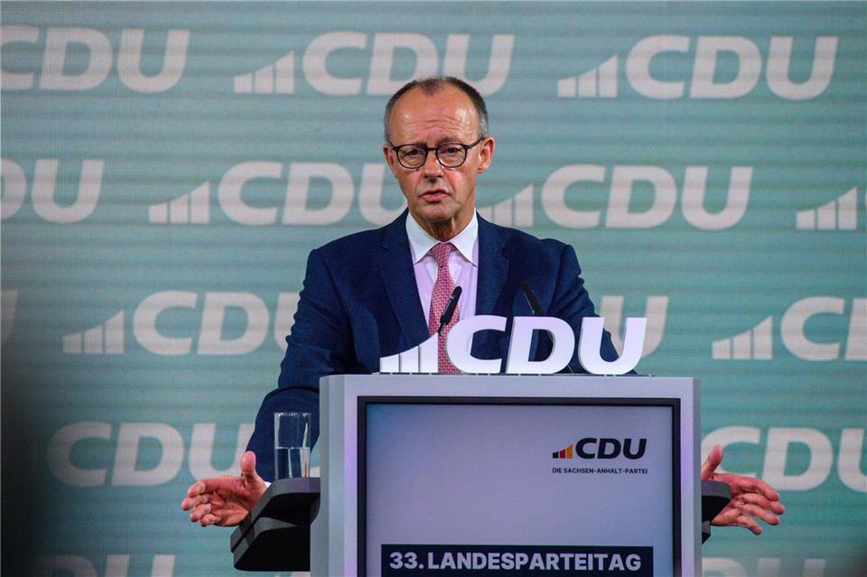 Bundeskanzler Friedrich Merz (CDU) betrachtet es als Glück und Zufall, im Westen geboren und aufgewachsen zu sein. Klaus-Dietmar Gabbert/dpa