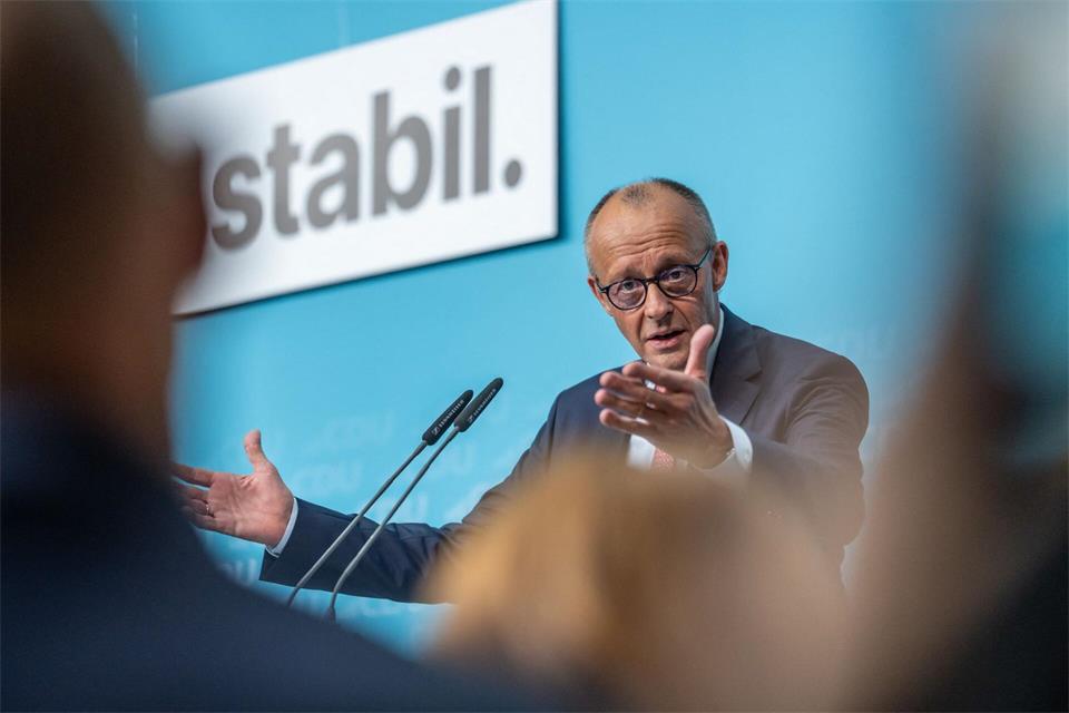 Bundeskanzler Friedrich Merz (CDU) gab auf einer Wahlkampfveranstaltung private Einblicke. Michael Kappeler/dpa