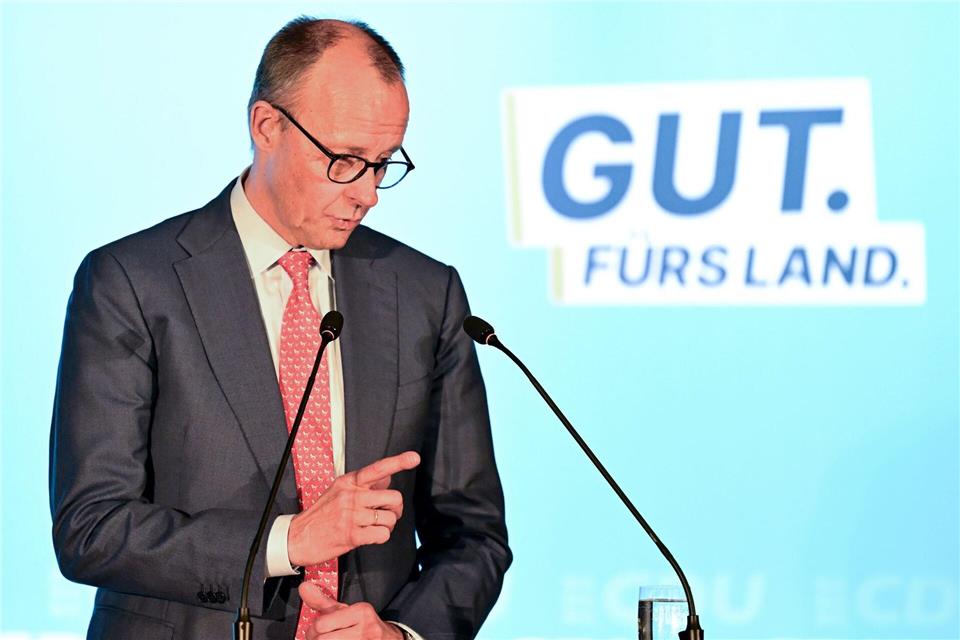 Bundeskanzler Friedrich Merz (CDU) hält den Krankenstand in Deutschland für zu hoch.Bernd Weißbrod/dpa