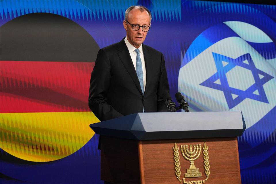 Bundeskanzler Friedrich Merz (CDU) hat Israel die Unterstützung Deutschlands zugesagt. (Archivbild)Ariel Schalit/Pool AP/dpa