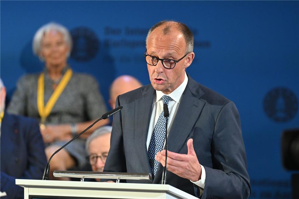 Bundeskanzler Friedrich Merz (CDU) hat bei der Karlspreis-Verleihung in Aachen Reformen angemahnt.Henning Kaiser/dpa