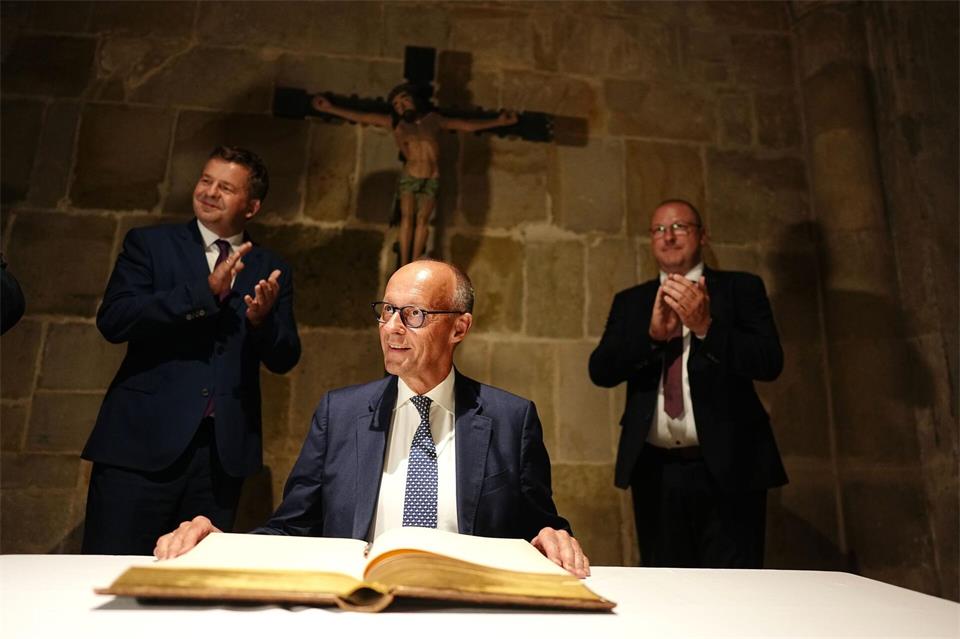 Bundeskanzler Friedrich Merz (CDU) hat bei seinem ersten Wahlkampftermin in Sachsen-Anhalt eindringlich vor den Folgen einer möglichen AfD-Regierung gewarnt.Kay Nietfeld/dpa-Pool/dpa