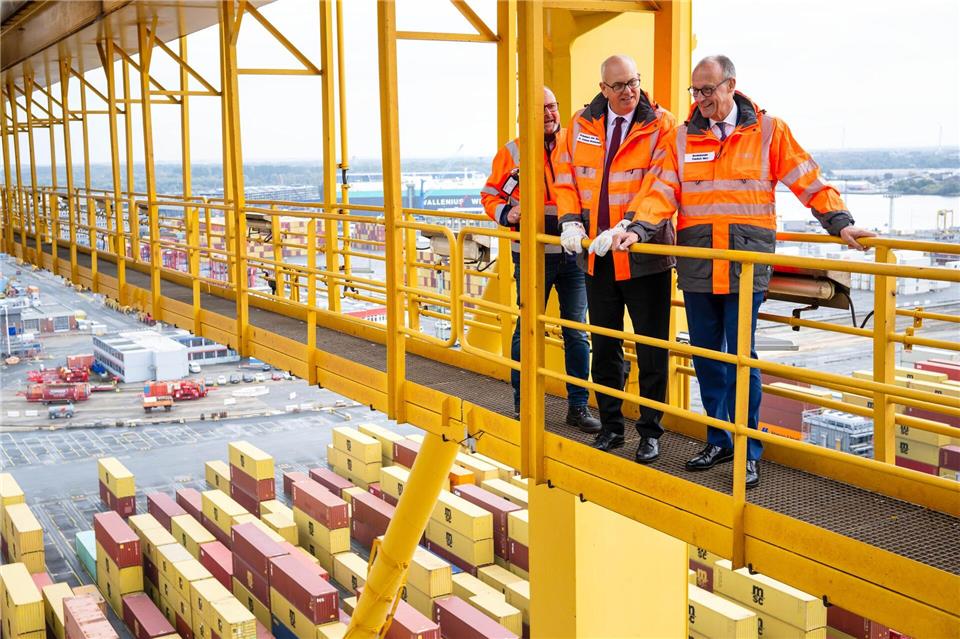 Bundeskanzler Friedrich Merz (CDU) hat den Bremer Senat getroffen und gemeinsam mit Bürgermeister Andreas Bovenschulte (SPD) eine Fahrt durch das Hafengelände in Bremerhaven unternommen. Sina Schuldt/dpa Pool/dpa