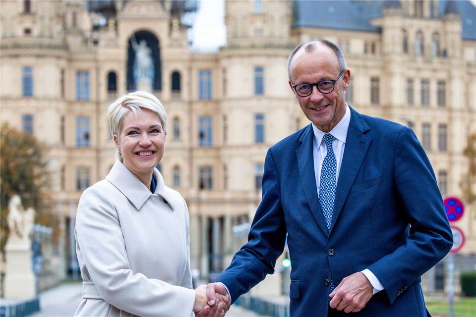 Bundeskanzler Friedrich Merz (CDU) hat den finanziell klammen Kommunen Hilfe zugesagt, setzt aber vor allem auf weniger Ausgaben denn auf mehr Zuschüsse.Jens Büttner/dpa