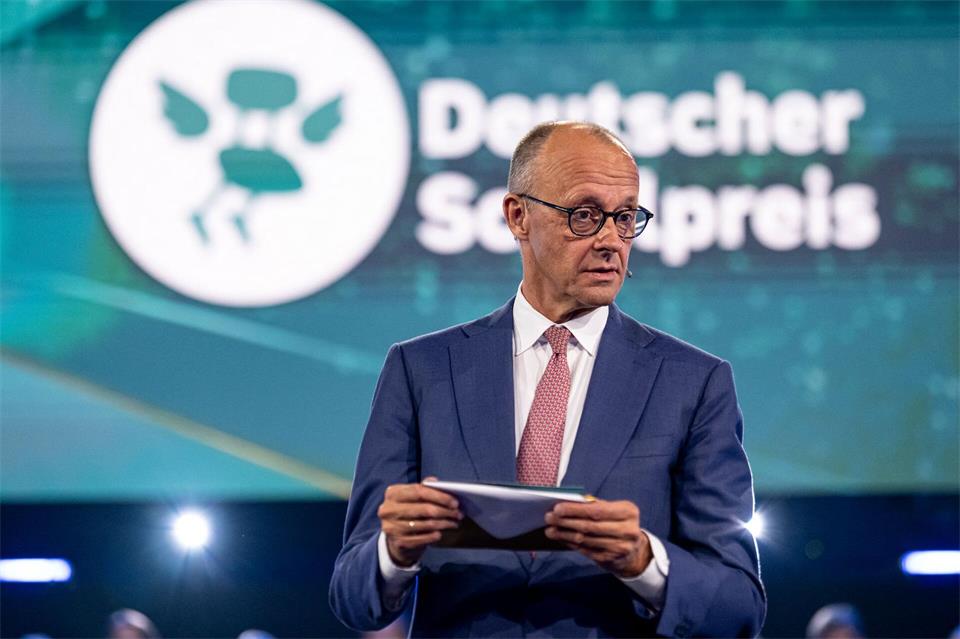 Bundeskanzler Friedrich Merz (CDU) hatte für eine Kraftanstrengung in der Bildungspolitik geworben. Zuletzt würdigte er die Lehrkräfte im Land bei der Verleihung des deutschen Schulpreises als „wichtigstes Berufsgruppe“ des Landes. (Archivbild)Fabian Sommer/dpa