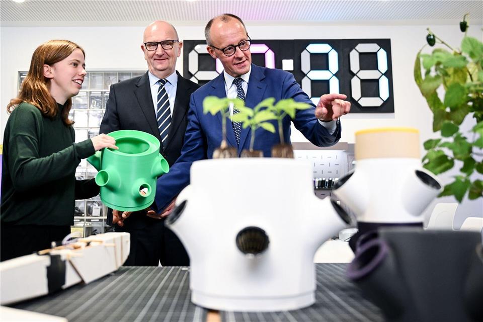 Bundeskanzler Friedrich Merz (CDU) informiert sich über ein wissenschaftliches Projekt in einer Innovations-Werkstatt im Hasso-Plattner-Institut in Potsdam. Britta Pedersen/dpa Pool/dpa