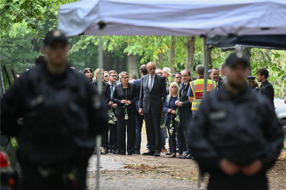 Bundeskanzler Friedrich Merz (CDU) ist am Tatort.Annegret Hilse/Reuters Pool via AP/dpa