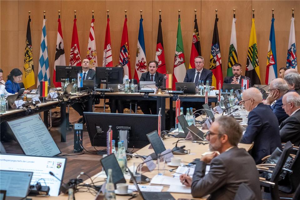 Bundeskanzler Friedrich Merz (CDU) ist bei der Ministerpräsidentenkonferenz in Berlin nicht dabei. (Archivbild)Michael Kappeler/dpa