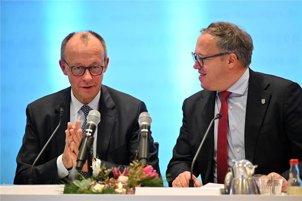 Bundeskanzler Friedrich Merz (CDU) ist in Thüringen zu Besuch - und trifft dort auch Ministerpräsident Mario Voigt.Martin Schutt/dpa