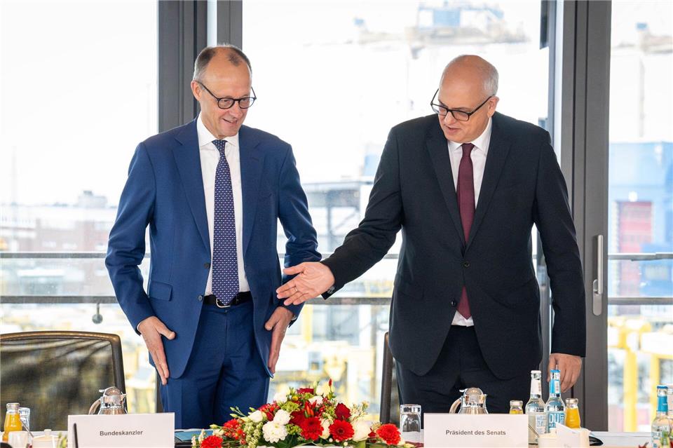 Bundeskanzler Friedrich Merz (CDU) ist zum Antrittsbesuch bei der Bremer Landesregierung in Bremerhaven.Sina Schuldt/dpa