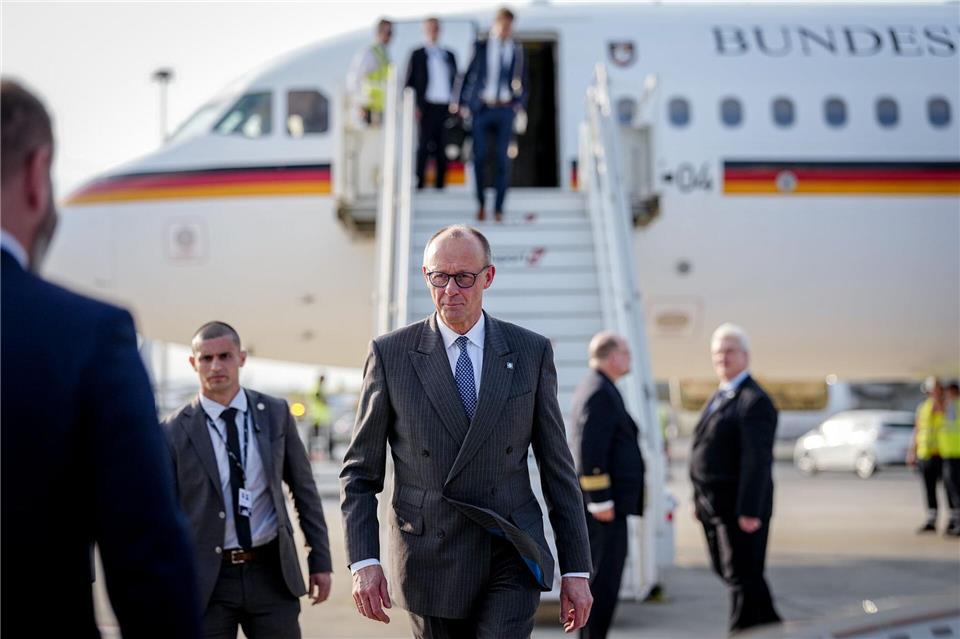 Bundeskanzler Friedrich Merz (CDU) kommt für das informelle Treffen der Staats- und Regierungschefs der EU-Staaten auf dem Flughafen Larnaka International auf Zypern mit einem Airbus A321 der Luftwaffe an.Kay Nietfeld/dpa