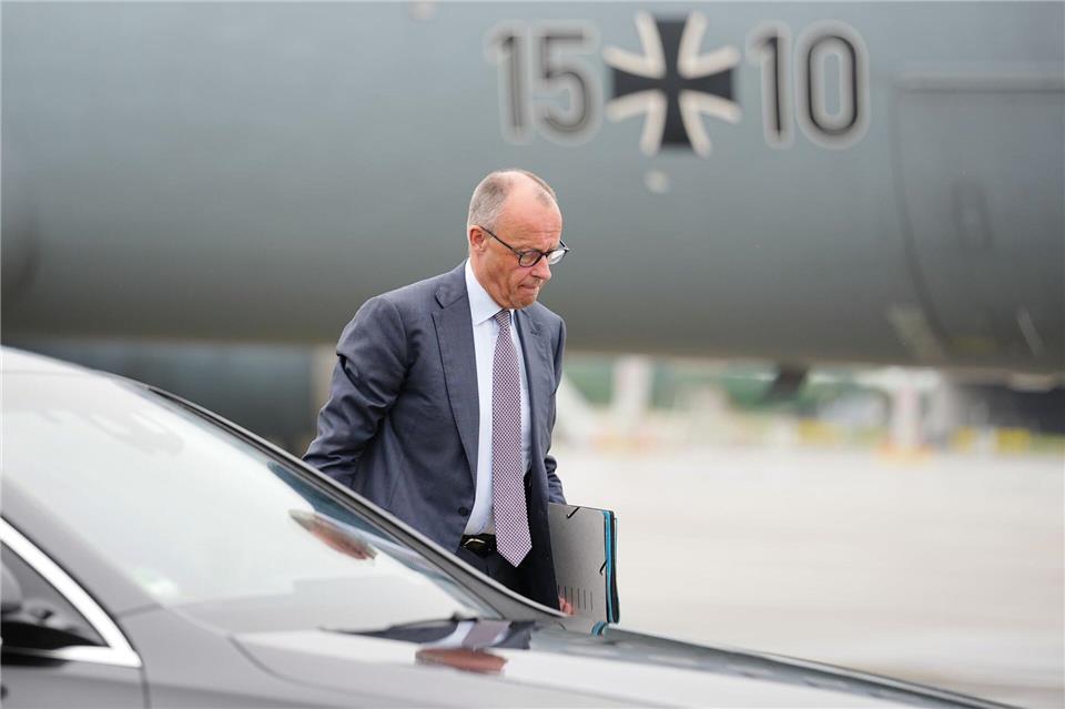 Bundeskanzler Friedrich Merz (CDU) kommt zum Tag der Bundeswehr am Fliegerhorst Laage bei Rostock. (Archivbild)Kay Nietfeld/dpa