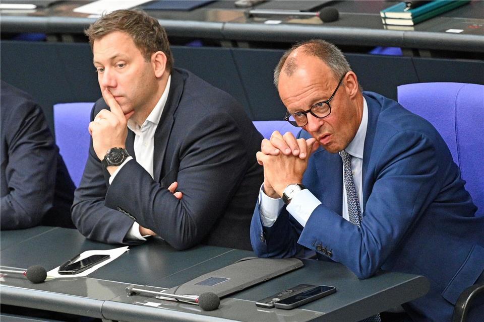 Merz will fünf Milliarden beim Bürgergeld sparen Bundeskanzler Friedrich Merz (CDU, l) hat SPD-Chef und Finanzminister Lars Klingbeil in der Frage von Steuererhöhungen klar widersprochen (Foto: Archiv).Niklas Treppner/dpa