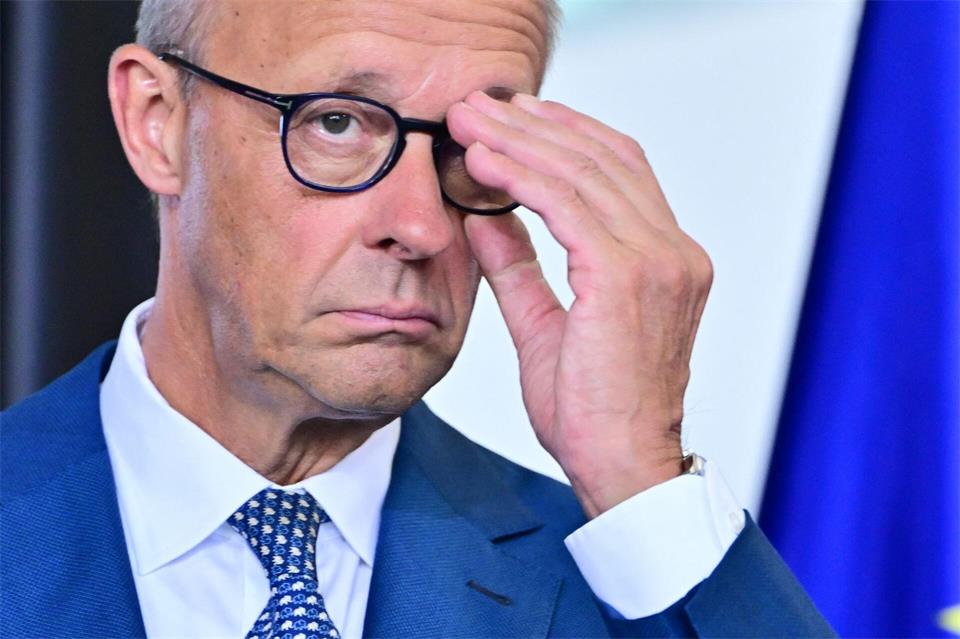 Bundeskanzler Friedrich Merz (CDU) muss eine Breitseite von den Sozialdemokraten im Ruhrgebiet einstecken. (Archivbild)Sebastian Gollnow/dpa