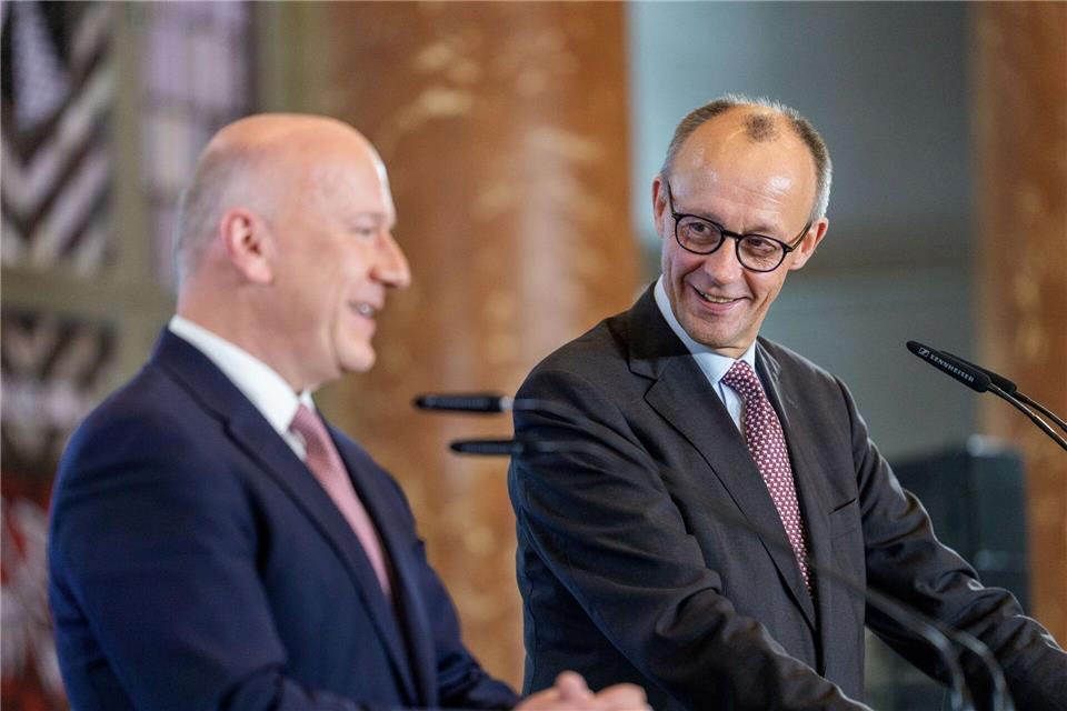 Bundeskanzler Friedrich Merz (CDU, r) neben Berlins Regierenden Bürgermeister Kai Wegner (CDU) beim Antrittsbesuch.Michael Kappeler/dpa