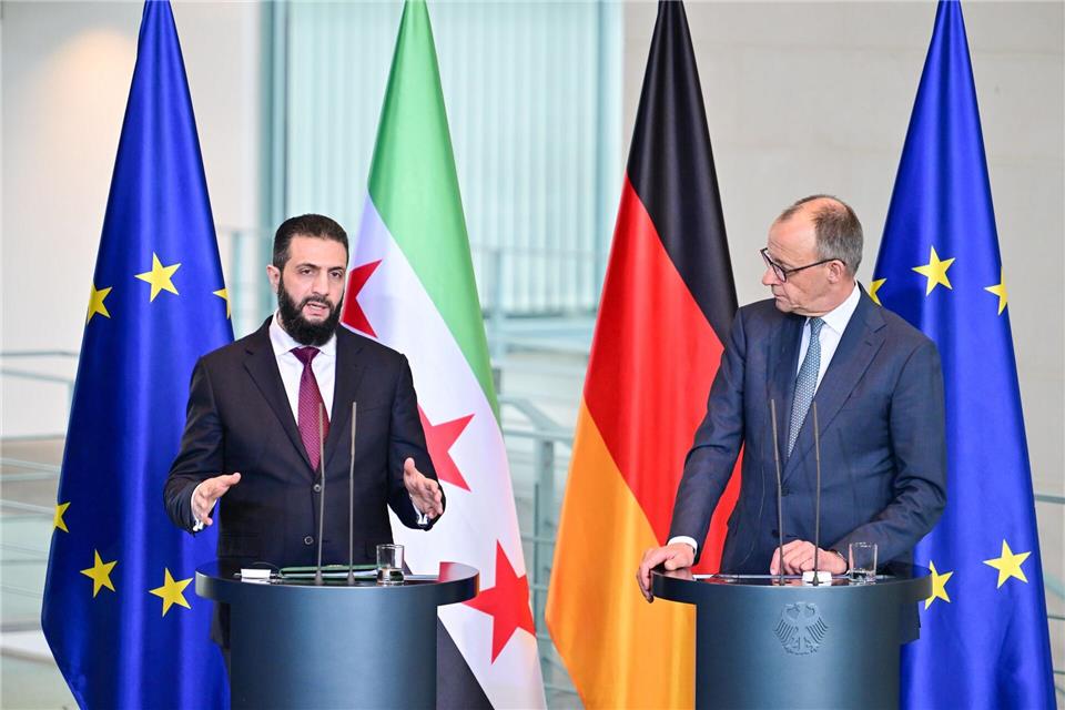 Bundeskanzler Friedrich Merz (CDU, r) und Ahmed al-Scharaa, Präsident der syrischen Übergangsregierung, haben über die angestrebte Rückkehr sehr vieler Flüchtlinge in ihre Heimat gesprochen. (Archivbild)Sebastian Christoph Gollnow/dpa